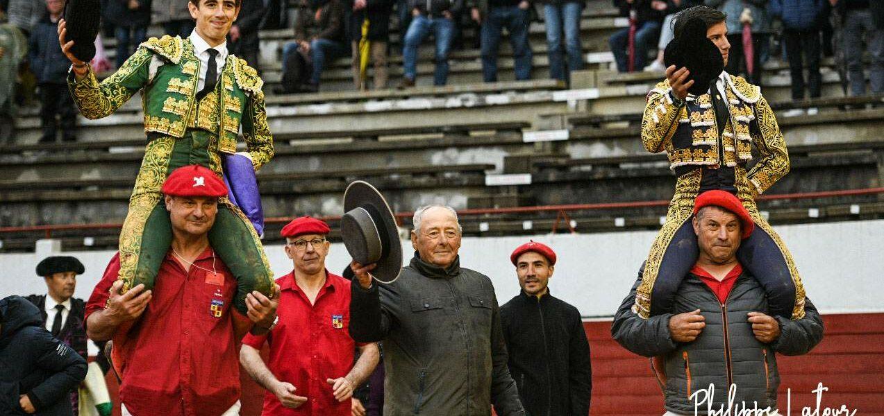 Sortie en Triomphe d'Alejandro Peñaranda et Pepe Luis Cirugeda; Novillada de Palha . 1er mai. Aire sur l'Adour